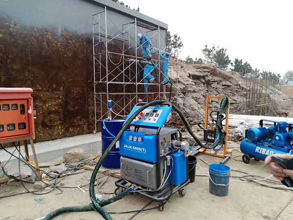 鋼結(jié)構(gòu)彩鋼防腐聚脲材料噴涂設(shè)備(圖1) 鋼結(jié)構(gòu)彩鋼防腐聚脲材料噴涂設(shè)備(圖1)